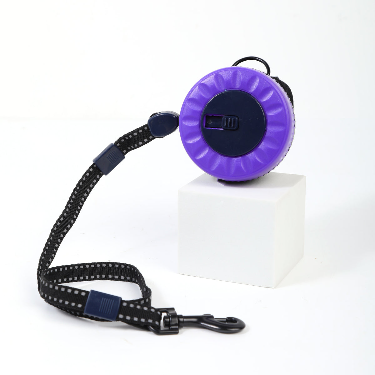 Pet outdoor travel wrist type automatic retractable traction rope is small and easy to carry