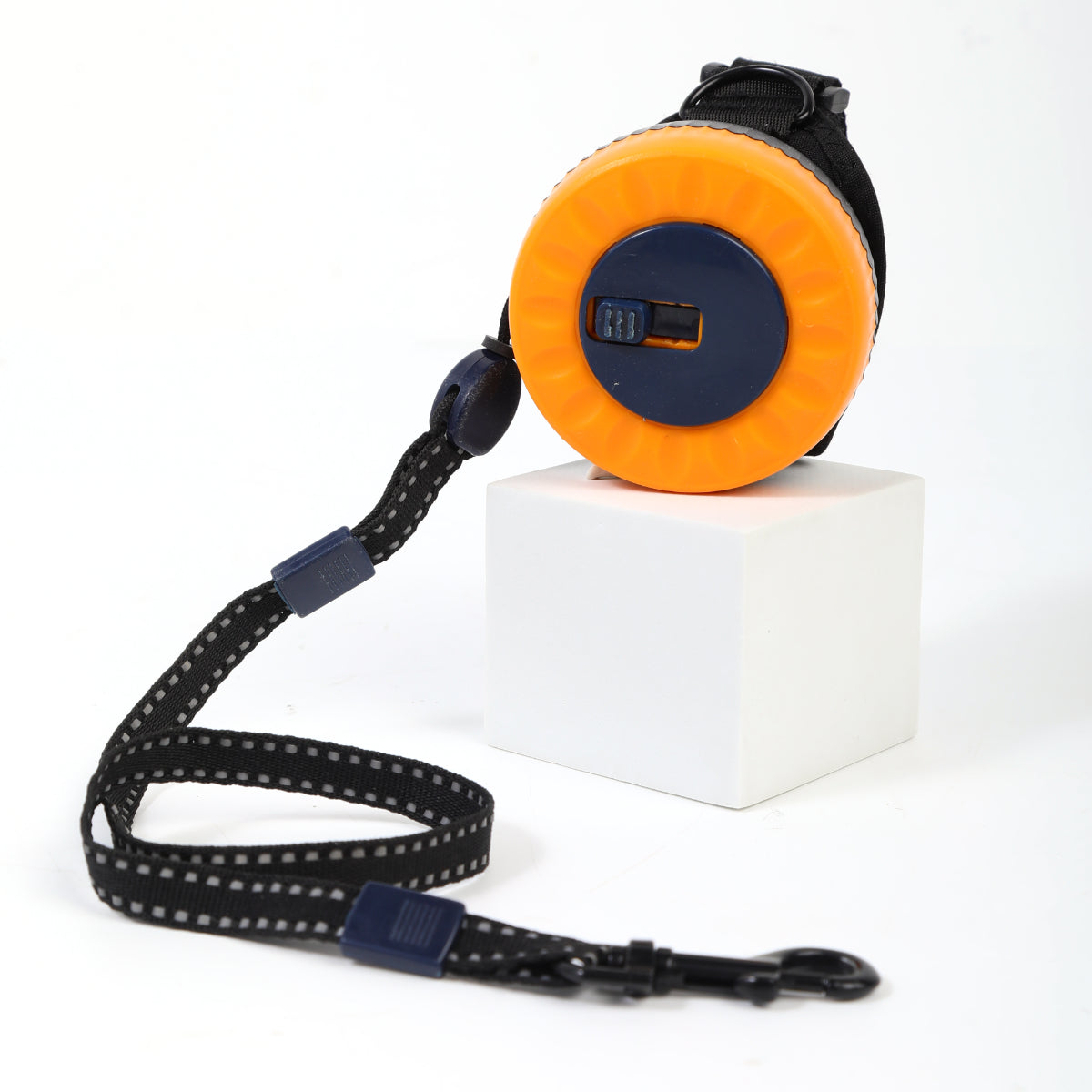 Pet outdoor travel wrist type automatic retractable traction rope is small and easy to carry