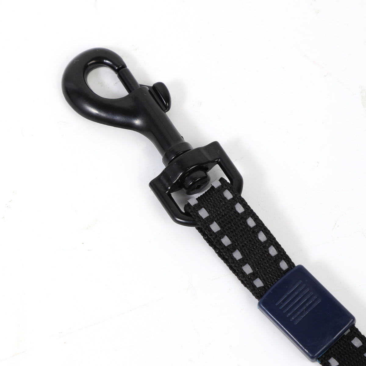 Pet outdoor travel wrist type automatic retractable traction rope is small and easy to carry