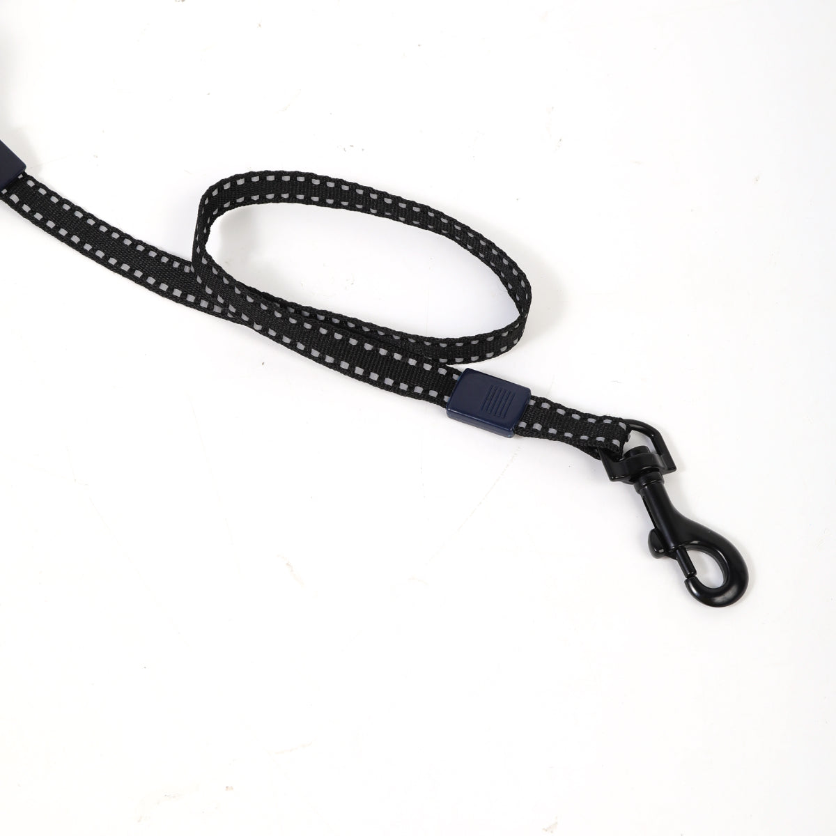 Pet outdoor travel wrist type automatic retractable traction rope is small and easy to carry